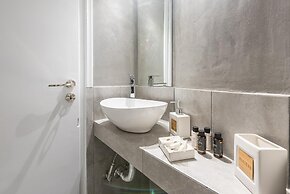 Bright 2 Bdrm apt in the Heart of Athens