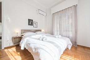 Bright 2 Bdrm apt in the Heart of Athens