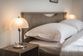 Bright 2 Bdrm apt in the Heart of Athens