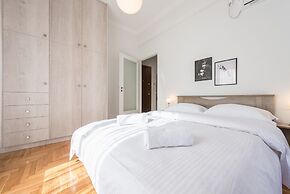 Bright 2 Bdrm apt in the Heart of Athens