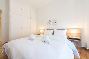 Bright 2 Bdrm apt in the Heart of Athens