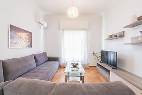 Bright 2 Bdrm apt in the Heart of Athens