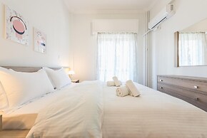 Bright 2 Bdrm apt in the Heart of Athens