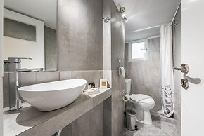 Bright 2 Bdrm apt in the Heart of Athens