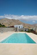An Amazing Stone Villa-b in Serifos w Shared Pool