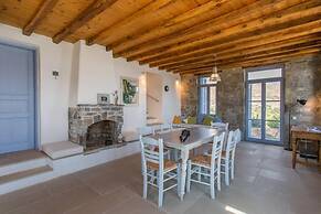 An Amazing Stone Villa-b in Serifos w Shared Pool