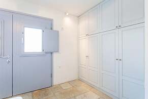 An Amazing Stone Villa-b in Serifos w Shared Pool