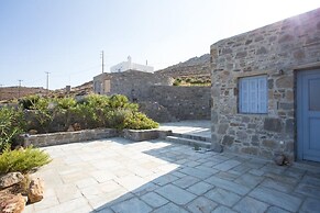 An Amazing Stone Villa-b in Serifos w Shared Pool
