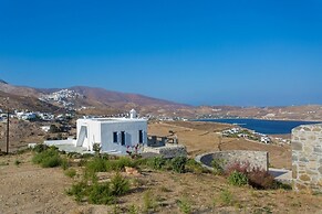 An Amazing Stone Villa-b in Serifos w Shared Pool