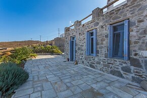 An Amazing Stone Villa-b in Serifos w Shared Pool