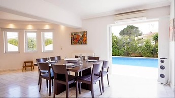Deluxe 5 Bdrm Villa w Pool Next to the Beach