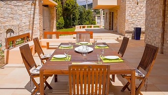 Deluxe 5 Bdrm Villa w Pool Next to the Beach