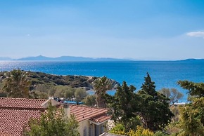 Deluxe 5 Bdrm Villa w Pool Next to the Beach