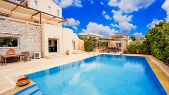 Deluxe 5 Bdrm Villa w Pool Next to the Beach