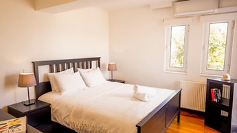 Deluxe 5 Bdrm Villa w Pool Next to the Beach