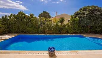 Deluxe 5 Bdrm Villa w Pool Next to the Beach