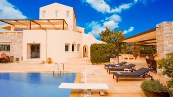 Deluxe 5 Bdrm Villa w Pool Next to the Beach