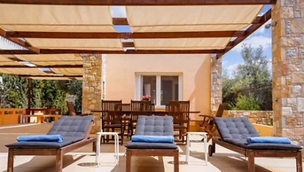 Deluxe 5 Bdrm Villa w Pool Next to the Beach