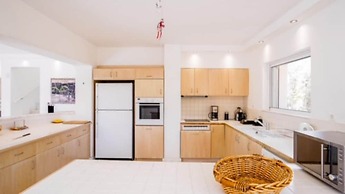 Deluxe 5 Bdrm Villa w Pool Next to the Beach