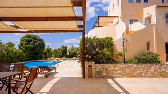 Deluxe 5 Bdrm Villa w Pool Next to the Beach