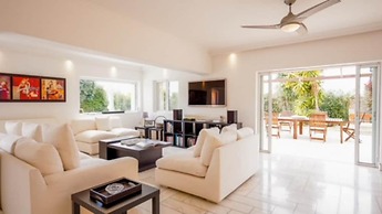 Deluxe 5 Bdrm Villa w Pool Next to the Beach