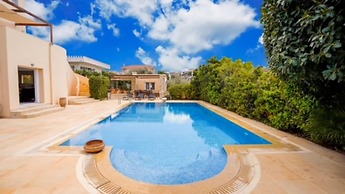 Deluxe 5 Bdrm Villa w Pool Next to the Beach