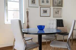 Ideal 4 bdr Apartment in Plaka for 10