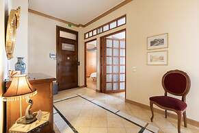 Ideal 4 bdr Apartment in Plaka for 10