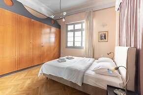 Ideal 4 bdr Apartment in Plaka for 10