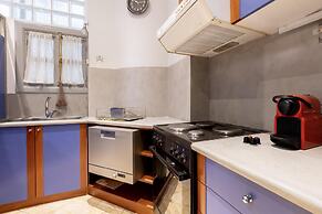 Ideal 4 bdr Apartment in Plaka for 10