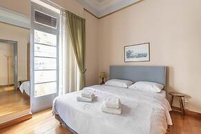 Ideal 4 bdr Apartment in Plaka for 10