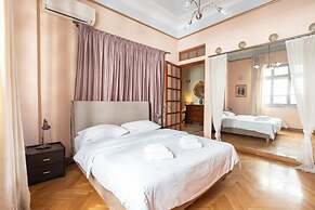 Ideal 4 bdr Apartment in Plaka for 10