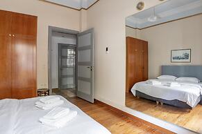 Ideal 4 bdr Apartment in Plaka for 10