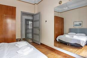 Ideal 4 bdr Apartment in Plaka for 10