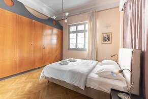 Ideal 4 bdr Apartment in Plaka for 10
