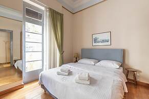 Ideal 4 bdr Apartment in Plaka for 10