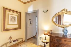 Ideal 4 bdr Apartment in Plaka for 10