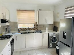 Mellow 2 Bedroomed Cottage - 2083