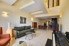 George s Poet Maisonette