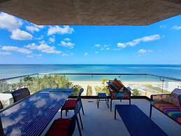 Ocean Views From all the Bedrooms of This Deluxe Beachfront Condo Para