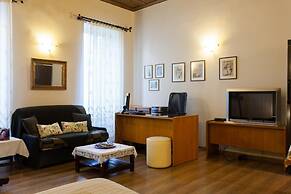 Psyri Neoclassical House w Yard