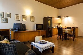 Psyri Neoclassical House w Yard