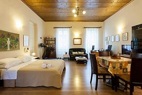 Psyri Neoclassical House w Yard