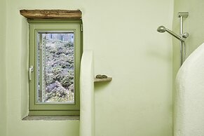 Spacious 6 Bdrm Stone Villa With Pool