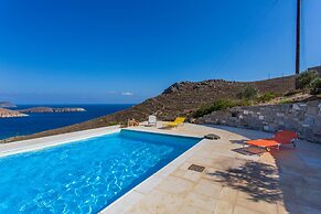 Spacious 6 Bdrm Stone Villa With Pool