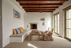 Spacious 6 Bdrm Stone Villa With Pool