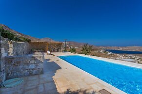 Spacious 6 Bdrm Stone Villa With Pool