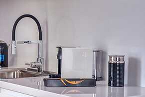 Cozy Deck Roof Apt at the Foothills of Acropolis