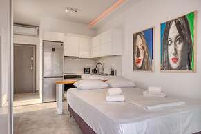 Cozy Deck Roof Apt at the Foothills of Acropolis