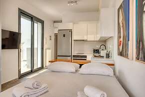 Cozy Deck Roof Apt at the Foothills of Acropolis